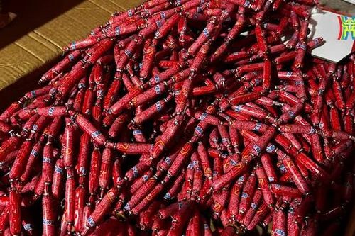 Phát hiện 14 tấn xúc xích, thịt bò khô nhập lậu