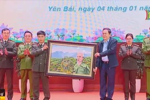Chủ tịch Quốc hội thăm, làm việc tại Yên Bái