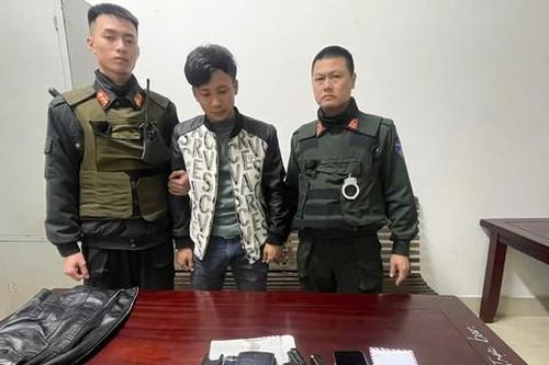 Tuần tra phát hiện đối tượng mang theo súng và ma túy đi 'dạo phố'