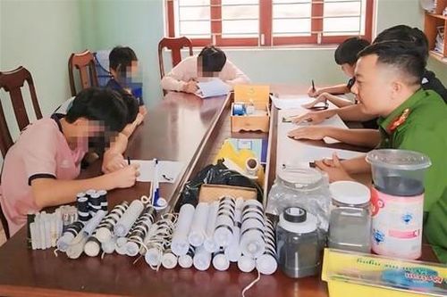 Hàng chục thanh thiếu niên bị thương vì học làm pháo theo mạng xã hội