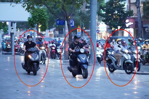 TP.HCM: Nhiều người vẫn thản nhiên leo lề đường, chạy ngược chiều giờ cao điểm