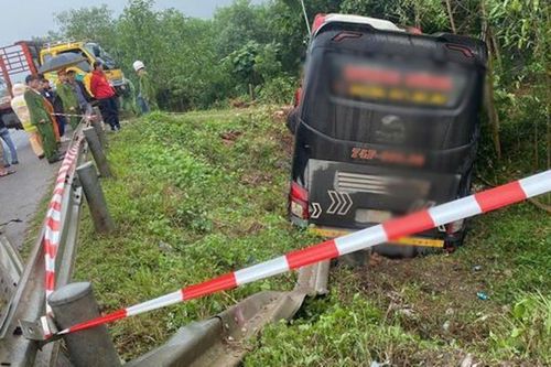 Phát hiện 10 bánh heroin và 15kg ma túy đá trên xe khách bị tai nạn giao thông