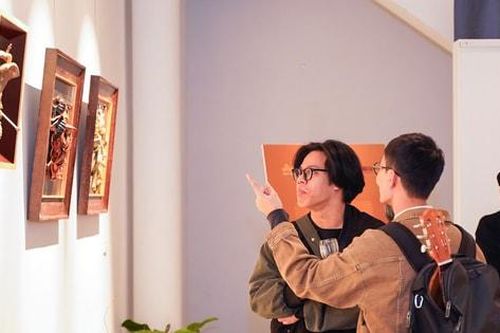 Triển lãm 'Chiêm bao' – độc đáo chân dung ghép gốm trên nền sơn mài