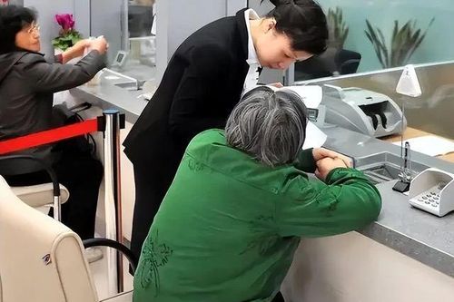 Cụ bà gửi tiết kiệm 3,1 tỷ đồng nhưng không thể rút sau 6 tháng: Lỗi không phải do ngân hàng?
