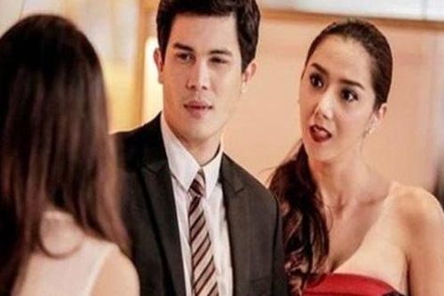 Nhìn chồng và nhân tình âu yếm nhau trong xe ô tô, tôi bật khóc bất lực vì không thể đánh ghen