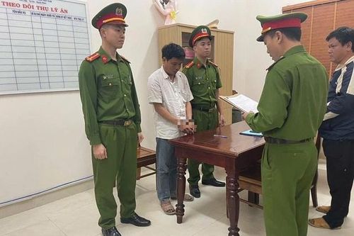 Bắt khẩn cấp kẻ tát vào mặt công an khi được khuyên đi viện cấp cứu