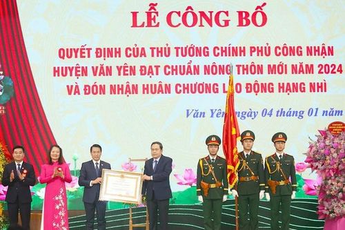 Trao Huân chương Lao động cho huyện nông thôn mới Văn Yên