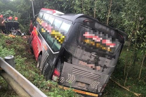 Phát hiện 10 bánh heroin, 15 kg nghi ma túy đá trong khoang xe khách bị tai nạn giao thông