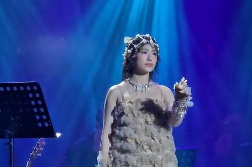 Lương Bích Hữu trẻ trung bất ngờ, bị một tân binh V-Pop 'trách yêu'