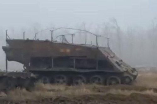 Nga tháo tháp pháo, biến xe tăng T-62M thành thiết giáp chở quân