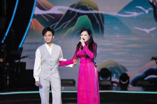 Hồ Văn Cường 'lột xác' khi hát cùng Như Quỳnh trong Đại nhạc hội 'Người tình & quê hương'