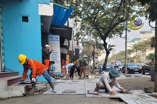 Hà Nội: Chủ kinh doanh bị ảnh hưởng vì vỉa hè được 'làm mới' dịp cuối năm