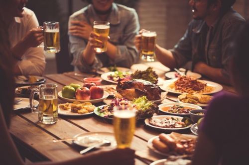 Căn bệnh nguy hiểm ẩn sau những bữa tiệc thịnh soạn