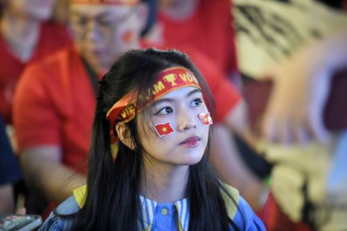 Cổ động viên TP.HCM, Hà Nội nín thở theo dõi trận chung kết ASEAN Cup