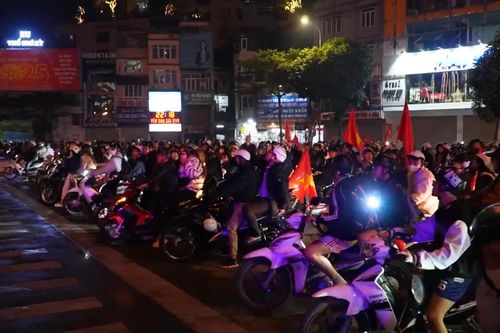 Khoảnh khắc người dân 'đi bão' vẫn tuân thủ luật giao thông