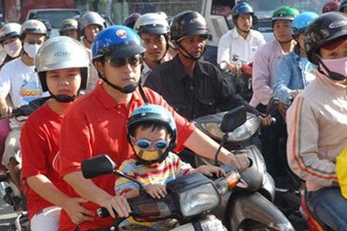 Từ 1/1/2025: Trường hợp nào người lái xe máy được chở tối đa 2 người/xe?