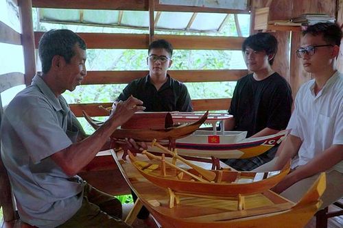 Làng nghề tựa theo con nước