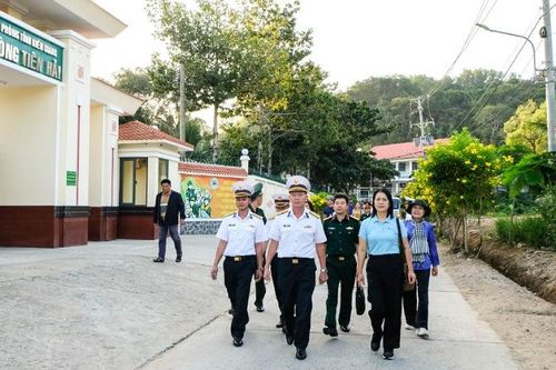 Thăm, chúc Tết cán bộ, chiến sĩ trên đảo Hòn Đốc