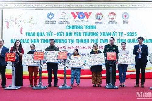 Trao quà tết, khám chữa bệnh cho hộ nghèo ở Quảng Nam