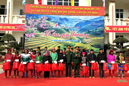 Chương trình 'Tết ấm yêu thương' tại biên giới Hà Giang