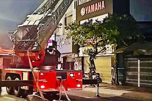Cháy cửa hàng chăm sóc thú cưng, cứu 3 người bị ngạt khói