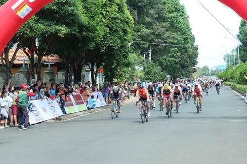 Sôi nổi tranh tài ở Giải đua xe đạp 'Về Phước Long xây chiến thắng'