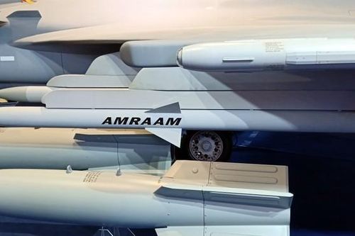 Nhật Bản 'chốt' tên lửa AIM-120 AMRAAM: Đắt có xắt ra miếng?