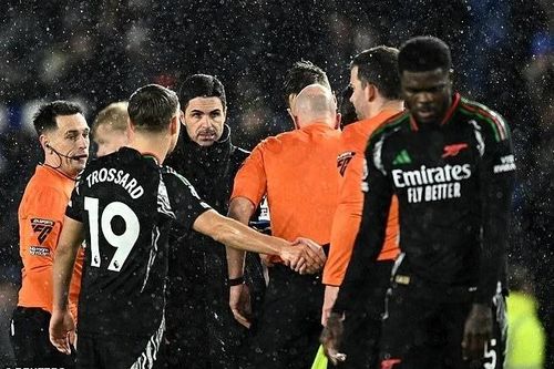 Arsenal 'dâng' ngôi vô địch cho Liverpool