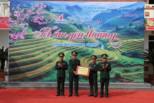 Ấm áp Chương trình 'Tết ấm yêu thương' tại Đồn Biên phòng Sơn Vĩ