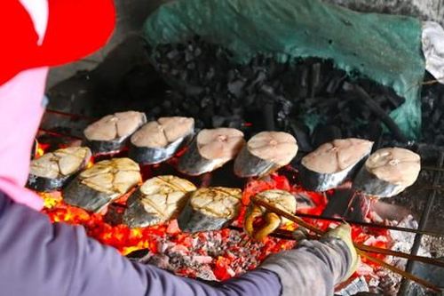 Đỏ lửa từ sáng đến tối nướng 'đặc sản' vụ Tết