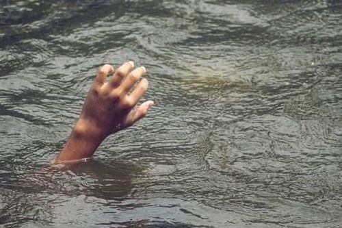 Bản tin 8H: Tìm thấy thi thể hai mẹ con ở khe nước gần nhà