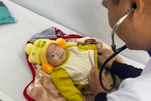 Nghệ An: Bé trai hơn 3 tháng tuổi bị bỏ rơi trong đêm giá rét