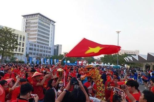 CĐV Việt Nam 'nhuộm đỏ' sân Rajamangala tiếp lửa đội nhà đấu Thái Lan