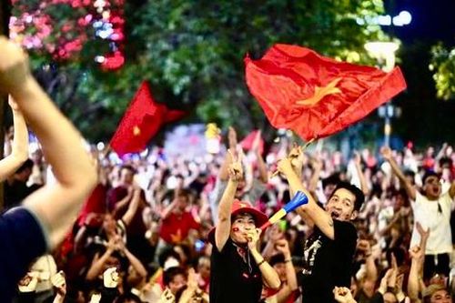 Cổ động viên nơi quê nhà cuồng nhiệt 'tiếp lửa' cho đội tuyển Việt Nam