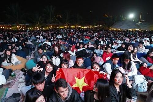 Người hâm mộ Hà Nội cháy hết mình với trận chung kết, sẵn sàng 'đi bão'