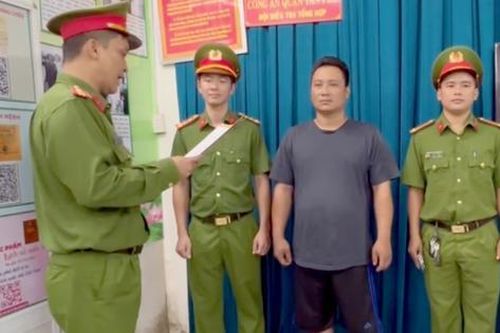 Công an tạm giữ người đàn ông đập kính ô tô ở TPHCM