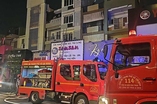 Cháy lớn cửa hàng chăm sóc thú cưng, 3 người may mắn thoát nạn