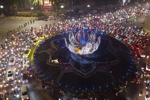 Biển người thành Vinh ăn mừng chức vô địch của đội tuyển Việt Nam