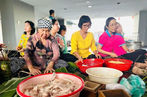 Người dân TP Hồ Chí Minh rộn ràng gói bánh chưng, bánh tét đón Tết sớm