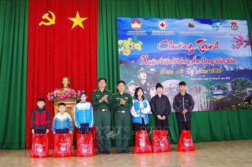 Trao nhà, quà Tết tặng bà con có hoàn cảnh khó khăn