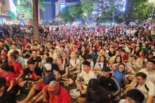 Người hâm mộ vỡ òa khi đội tuyển Việt Nam dẫn trước 1 - 0