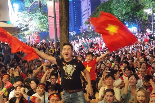 Khoảnh khắc 'bùng nổ' của người hâm mộ TP Hồ Chí Minh sau chiến thắng ấn tượng