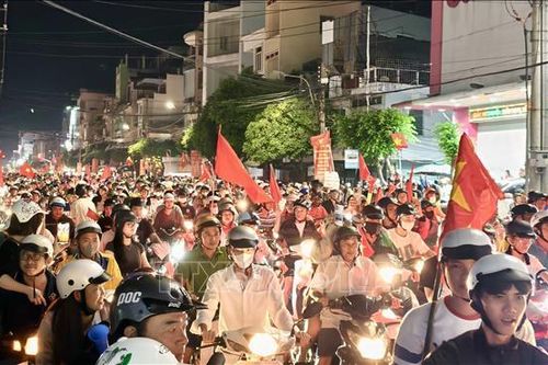 Các nẻo đường nhuộm cờ đỏ sao vàng mừng tuyển Việt Nam vô địch