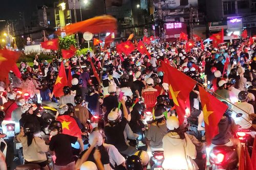 Người dân TP Hồ Chí Minh đổ ra đường mừng chiến thắng, các ngã đường đều tắc nghẽn