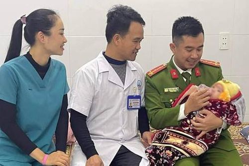 Nghệ An: Cháu bé hơn 3 tháng tuổi bị bỏ rơi giữa đêm khuya