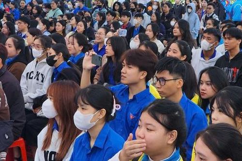 Đà Nẵng: Trao vé xe Tết và học bổng cho sinh viên