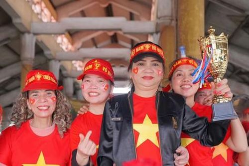 Hàng loạt tiểu thương ở Huế 'truyền lửa' cho đội tuyển Việt Nam trước trận chung kết lượt về