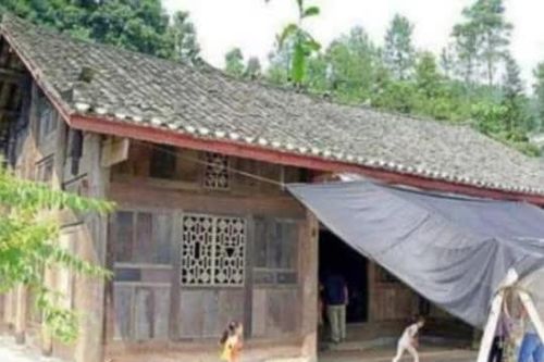 Bí ẩn ngôi nhà cổ 'lụp xụp' bất ngờ được giới thượng lưu tranh nhau mua, cọc 22 căn nhà đổi lấy 8 khúc gỗ cũng không đến lượt