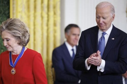 Tổng thống Biden trao tặng Huân chương Tự do cho bà Hillary Clinton và tỷ phú George Soros