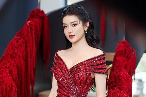 Á hậu Huyền My lạc mất món đồ chục triệu đồng ngay đầu năm mới